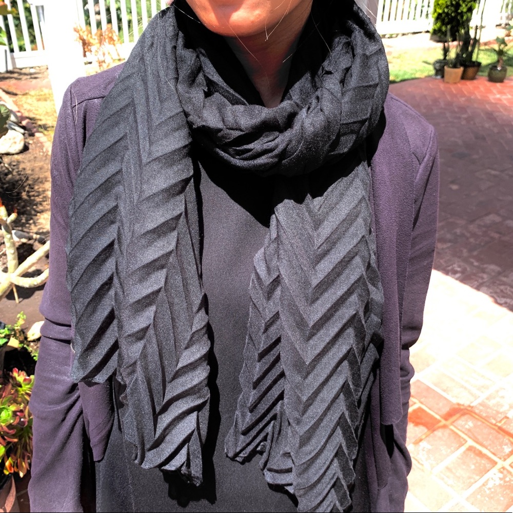 Black Zigzag Textures Polyester Scarf